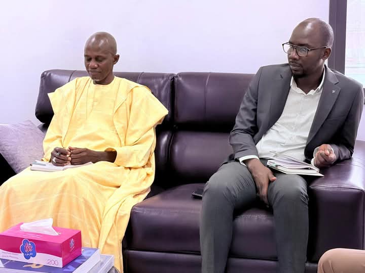 Le chanteur Pape Diouf, sa dame et une délégation de la "Génération Consciente"  filmés à la RTS