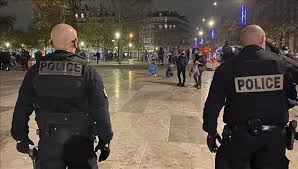 Des personnes pillent un magasin de chaussures sur les Champs-Élysées, 30 personnes interpellées