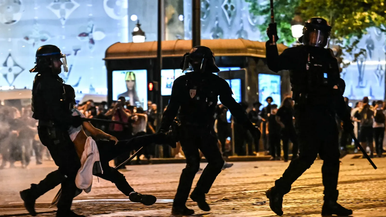 LIGUE DES CHAMPIONS: DES INCIDENTS SUR LES CHAMPS-ÉLYSÉES, AU MOINS 294 INTERPELLATIONS