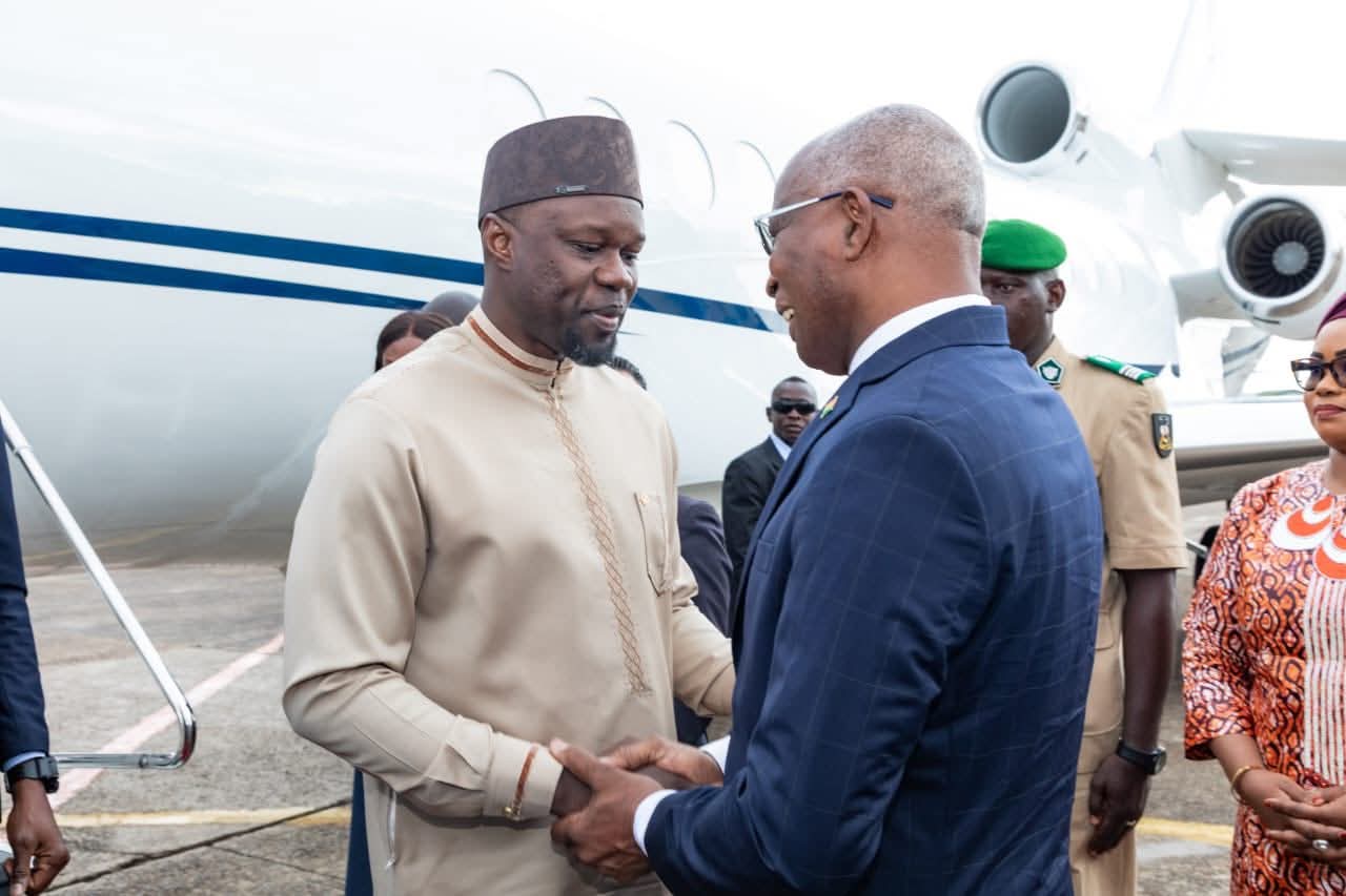 Le Pm, Ousmane Sonko, accueilli à Conakry  par son homologue Amadou Oury Bah