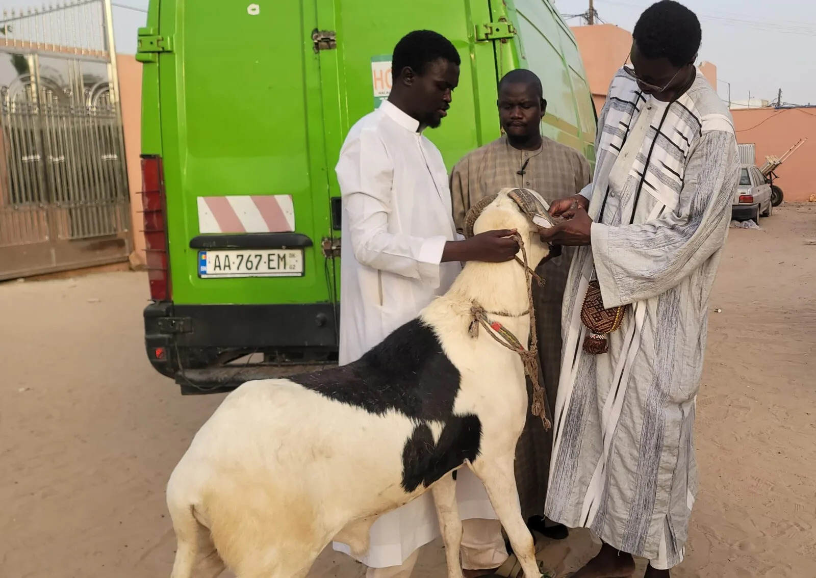 Tabaski 2025: Ousmane Sonko offre un mouton à Serigne Mountakha Mbacké