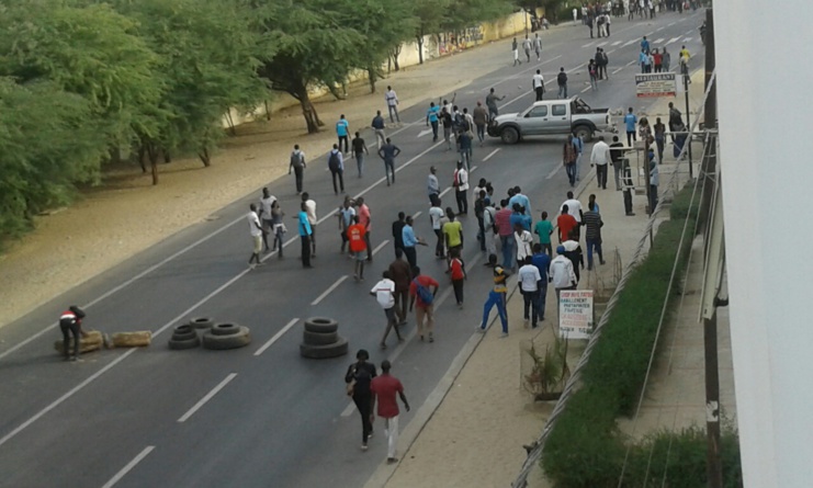 UGB: les étudiants barrent la route nationale, ce matin.