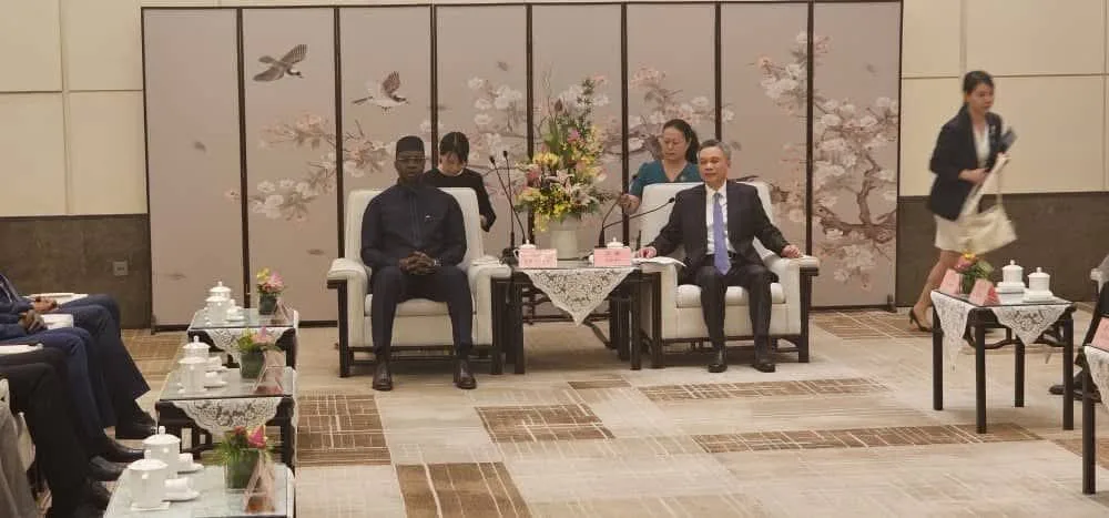 Visite officielle en Chine : Ousmane Sonko entame sa tournée à Hangzhou, dans la province du Zhejiang