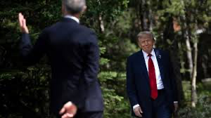 Droits de douane: Trump s'en prend de nouveau au Canada en annonçant lui imposer 35% de surtaxe