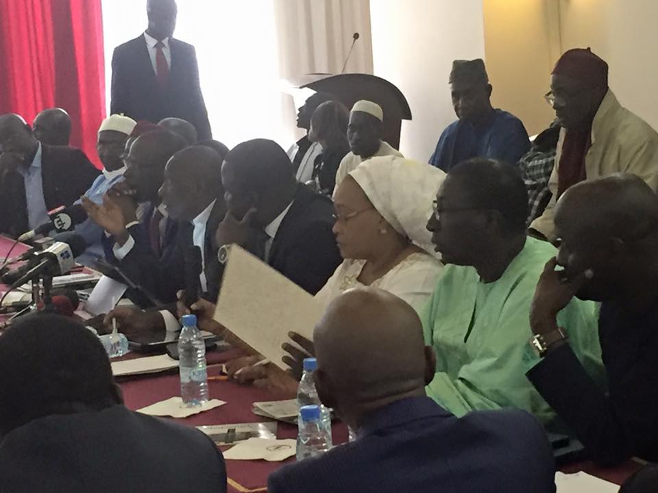 Leur rencontre s'est finalement tenue à huis clos/                     Que mijote l'opposition?    Leur rencontre s'est finalement tenue à huis clos/                     Que mijote l'opposition?