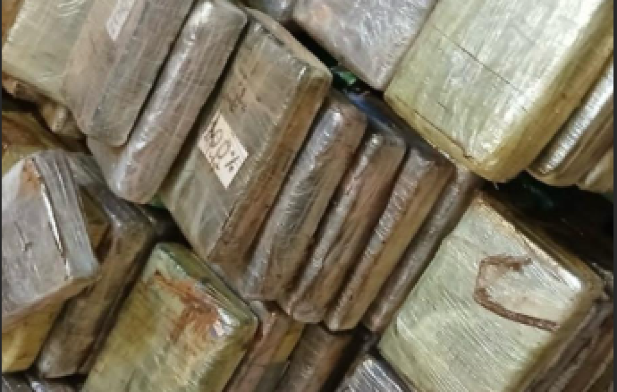  240 plaquettes de cocaïne d’un poids total de... 272,25 kg saisis  à Kalifourou, d'une contrevaleur de... 21 milliards 780 millions de francs CFA