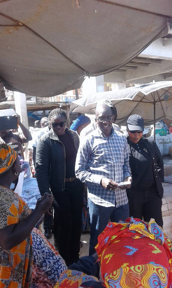 Diouf Sarr en campagne avec sa garde rapprochée ...féminine