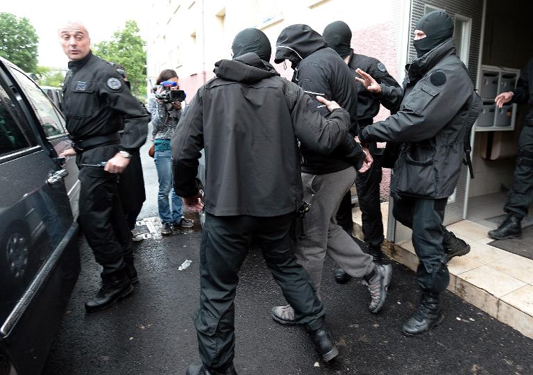 Trois suspects arrêtés lors d'une opération à Bruxelles en lien avec l'attentat déjoué en France