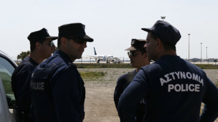Avion EgyptAir détourné : le pilote s'est rendu, la prise d'otages a pris fin