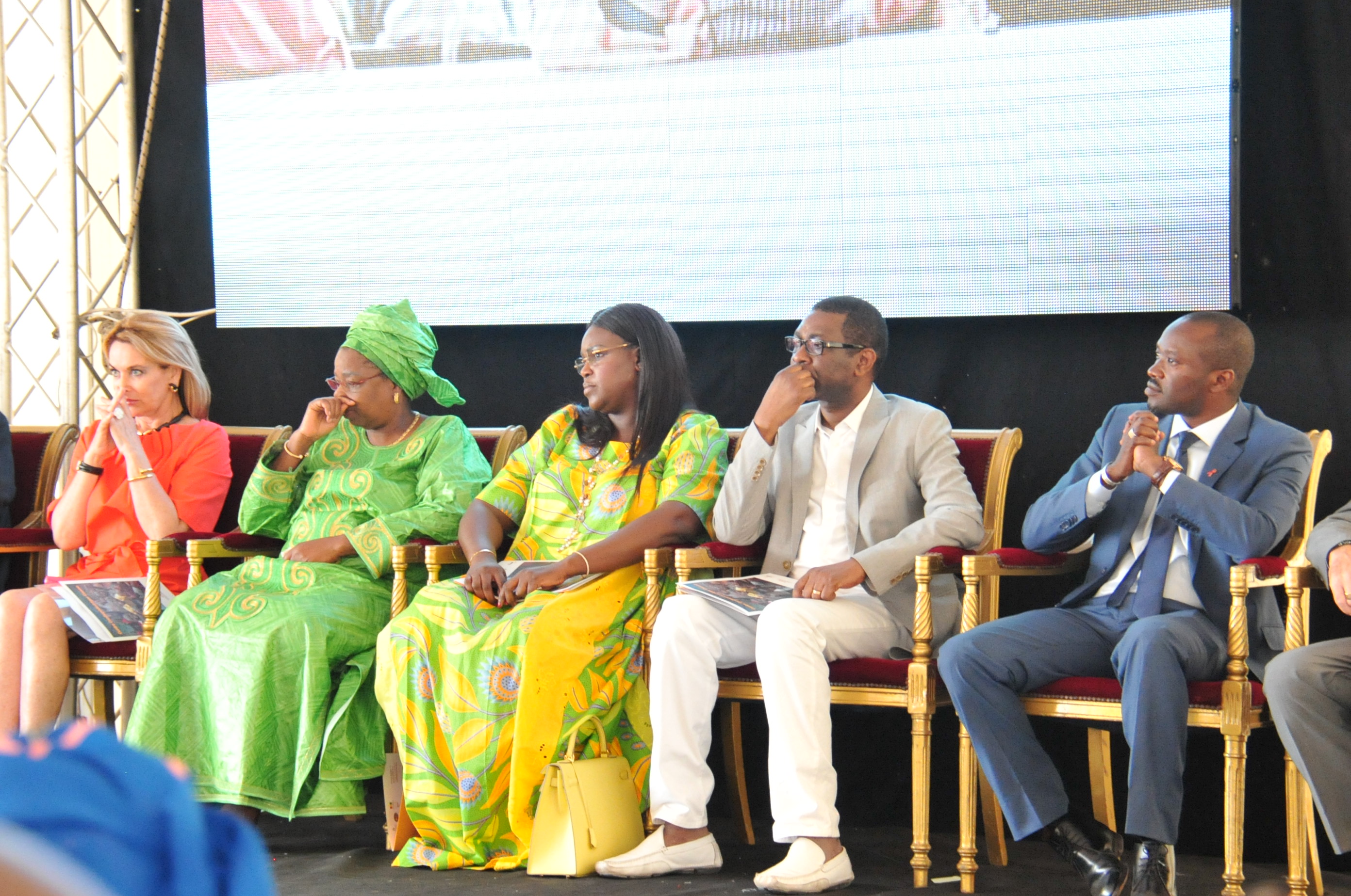 L'artiste en pleine réflexion,lors de la pose de la première pierre, a fini par trouver la bonne formule pour trouver des fonds L'artiste en pleine réflexion,lors de la pose de la première pierre, a fini par trouver la bonne formule pour trouver des fonds