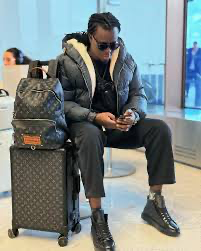 Le chanteur Tarba Mbaye finalement libéré…Il repasse lundi prochain à la DIC (EXCLUSIVITÉ SOLO MEDIAS GROUPE)