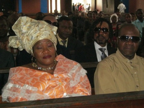 La femme de Papa Wemba est arrivée à Abidjan...Un hommage musical prévu pour le "Roi de la Rumba"... La femme de Papa Wemba est arrivée à Abidjan...Un hommage musical prévu pour le "Roi de la Rumba"...