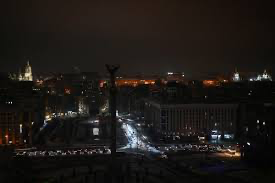 Ukraine : plus de la moitié des foyers de Kyiv toujours privés d'électricité