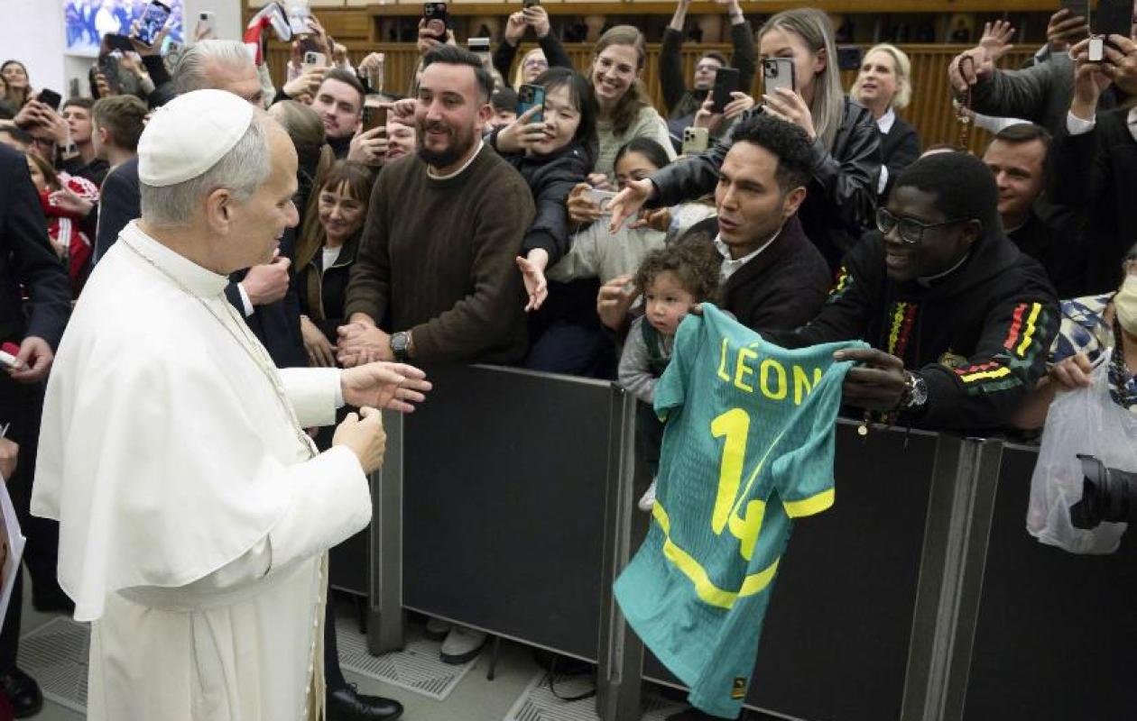 Arrêt sur image : Rome, le Pape Léon XIV reçoit un maillot des Lions du Sénégal