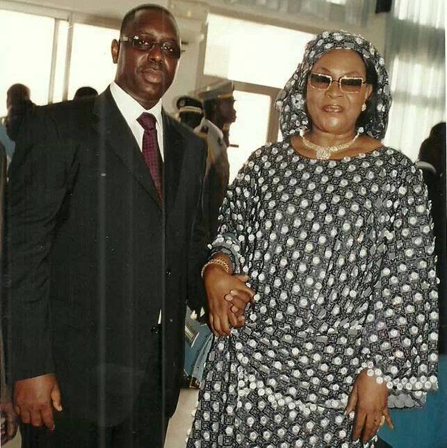image  d'archive (le PR Macky Sall tenant la main de l'ex sénatrice Aïda Ndiongue) image  d'archive (le PR Macky Sall tenant la main de l'ex sénatrice Aïda Ndiongue)