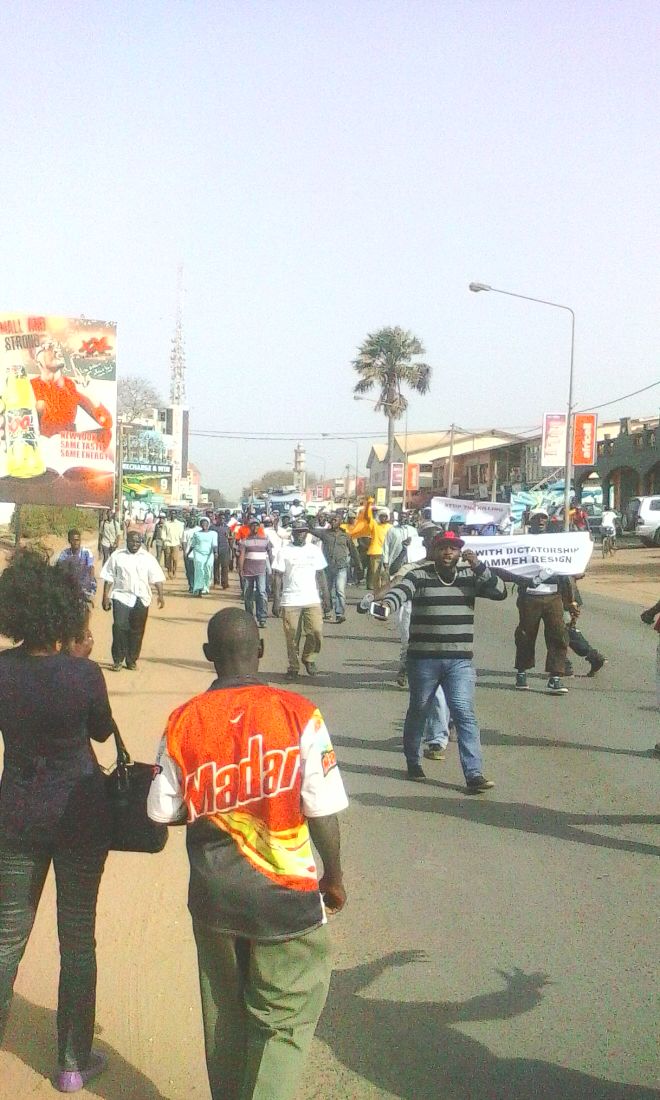Ca chauffe encore en Gambie!  De jeunes manifestants ont prit d'assaut l'avenue Kaïraba... Le magistrat Omar Jabang cueilli chez lui par les services secrets Gambiens