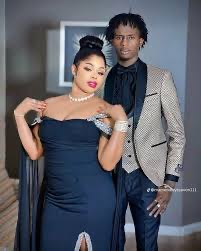 L’influenceuse et femmes d’affaires « Mame Ndiaye Savon », son époux et quelques proches publient leurs résultats de tests VIH, confirmant leur … séronégativité