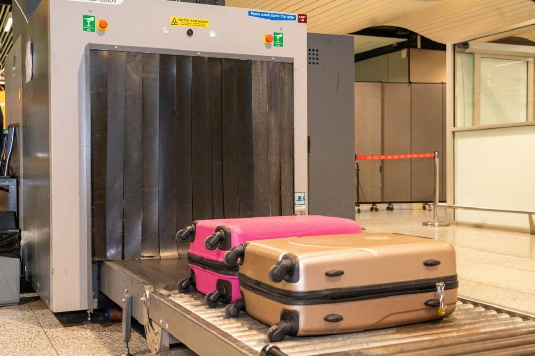 Saisie à l’AIBD : Près de 30 kg de haschich interceptés par les Douanes !