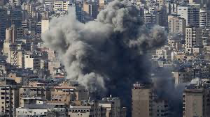 Bombardements, exode... Le Liban entraîné dans le chaos de la guerre