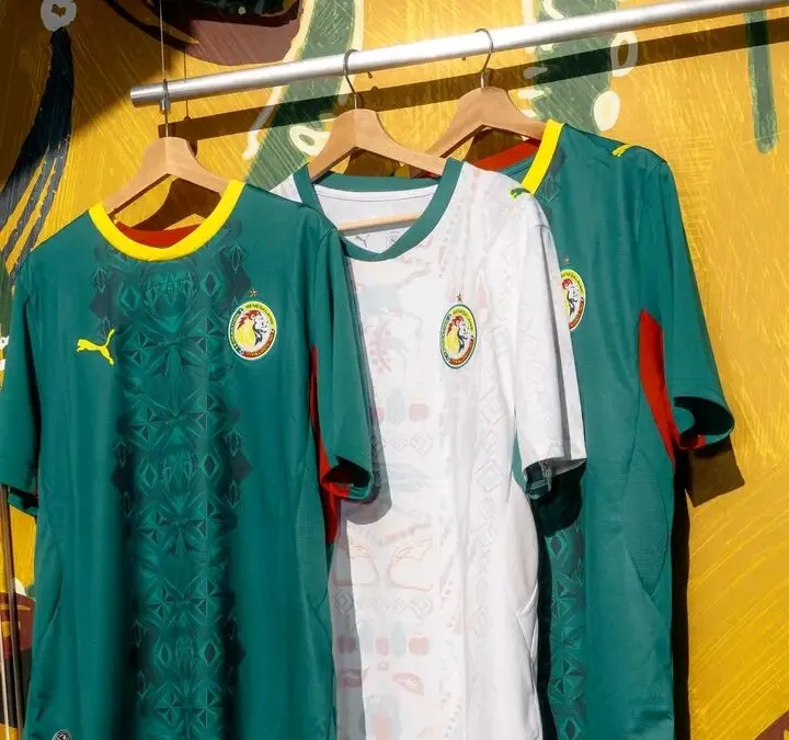 NOUVEAUX MAILLOTS À UNE SEULE ÉTOILE : LA FÉDÉRATION SÉNÉGALAISE DE FOOTBALL SUSCITE LA COLÈRE DES SUPPORTERS …
