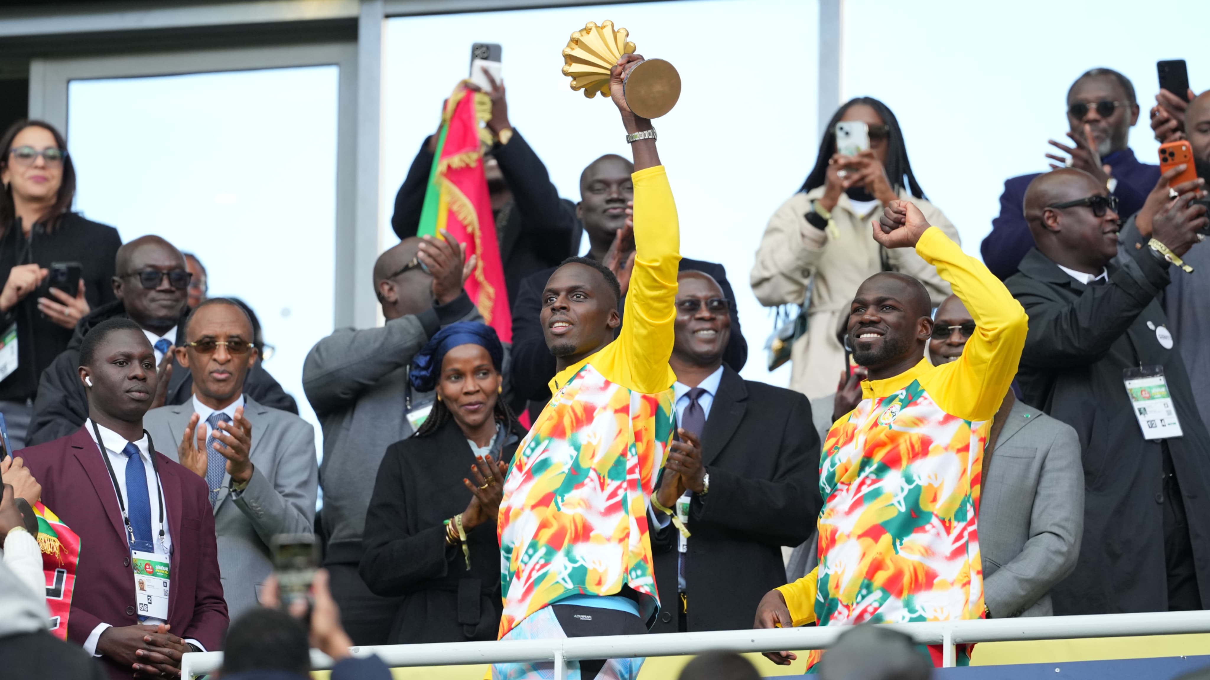 LE TROPHÉE DE LA CAN 2025 A BIEN ÉTÉ PRÉSENTÉ: LES IMAGES DES CÉLÉBRATIONS DES JOUEURS DU SÉNÉGAL AU STADE DE FRANCE