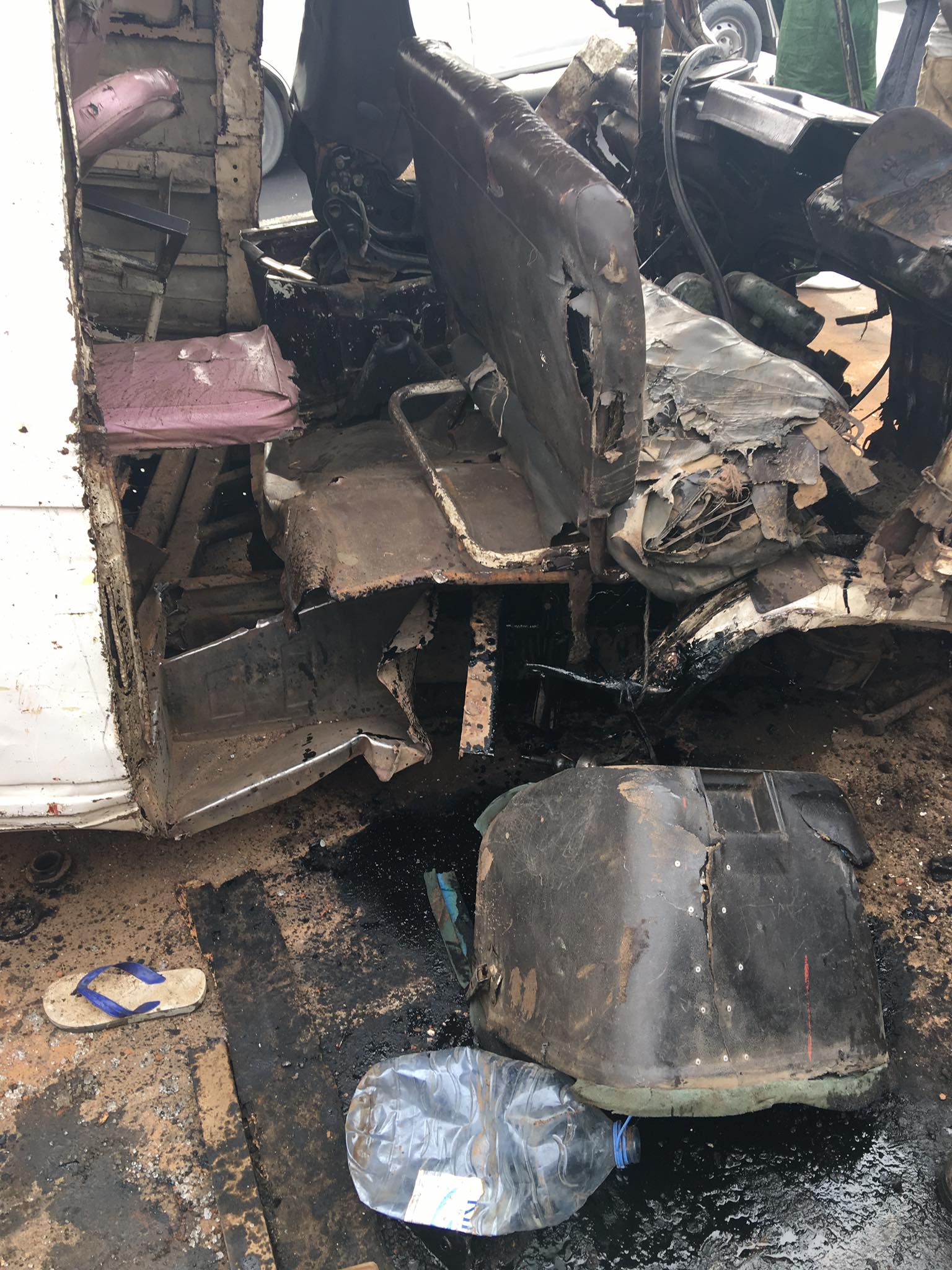 Nouveau bilan de l'accident sur l'autoroute: une quinzaine de morts et de graves blessés Nouveau bilan de l'accident sur l'autoroute: une quinzaine de morts et de graves blessés