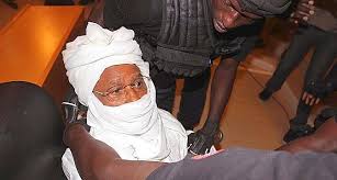 Avant et pendant la lecture du verdict, Hissène Habré est resté, lui, complètement impassible