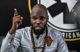 L'influenceur anti-occidental Kemi Seba, recherché par le Bénin, a été arrêté en Afrique du Sud