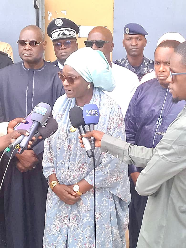 Le procureur Saliou  Dicko en boubou bleu (sans lunettes), le commandant Tine derrière lui en uniforme de la gendarmerie