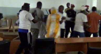 Parcelles Assainies : La réunion du Conseil municipal vire à une bagarre générale Parcelles Assainies : La réunion du Conseil municipal vire à une bagarre générale