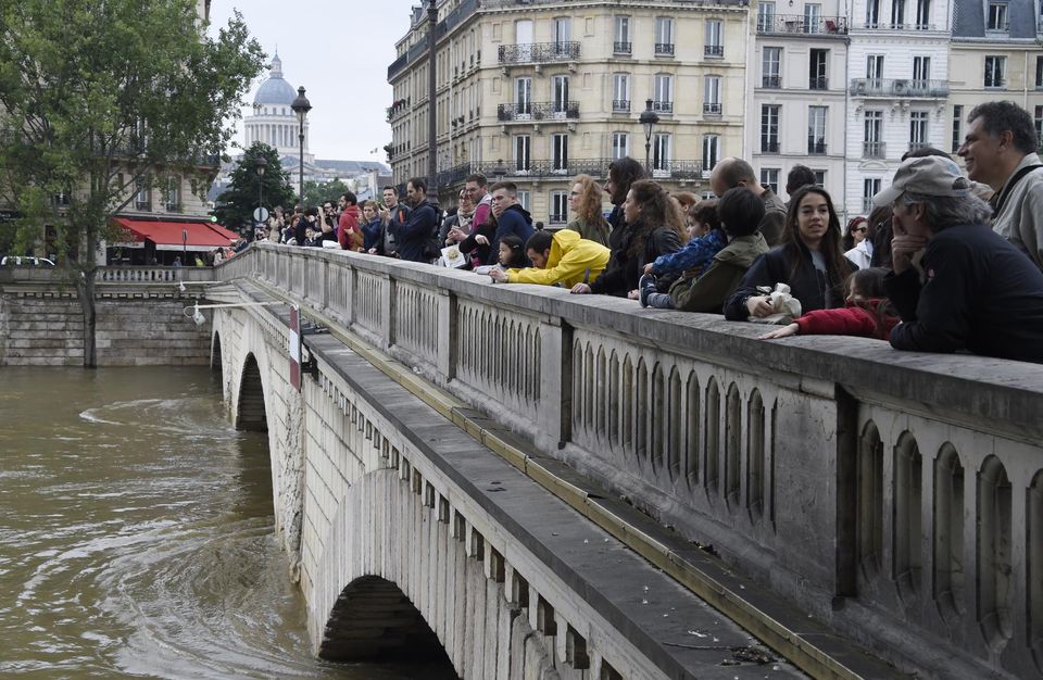 Inondations: décrue à Paris, la Normandie menacée
