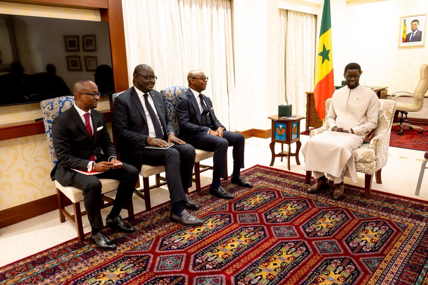 Nairobi- Le Le Pr Bassirou Diomaye Diakhar Faye reçoit une délégation de la Banque Ouest Africaine de Développement, conduite par son Président, Monsieur Serge Ekoué