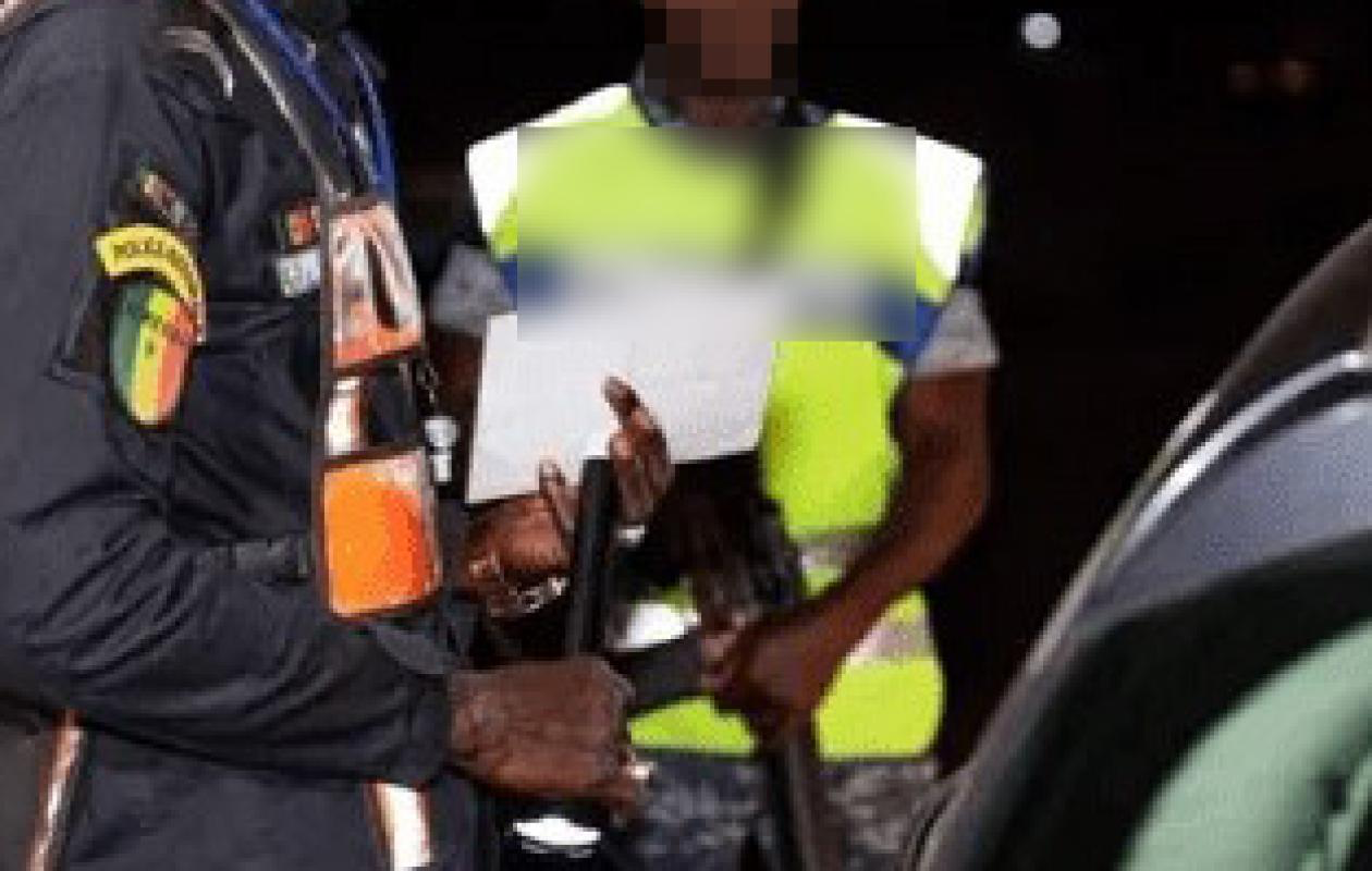 Mbour : un chauffeur tente de corrompre des policiers, deux passagères filment et insultent les agents, trois interpellés