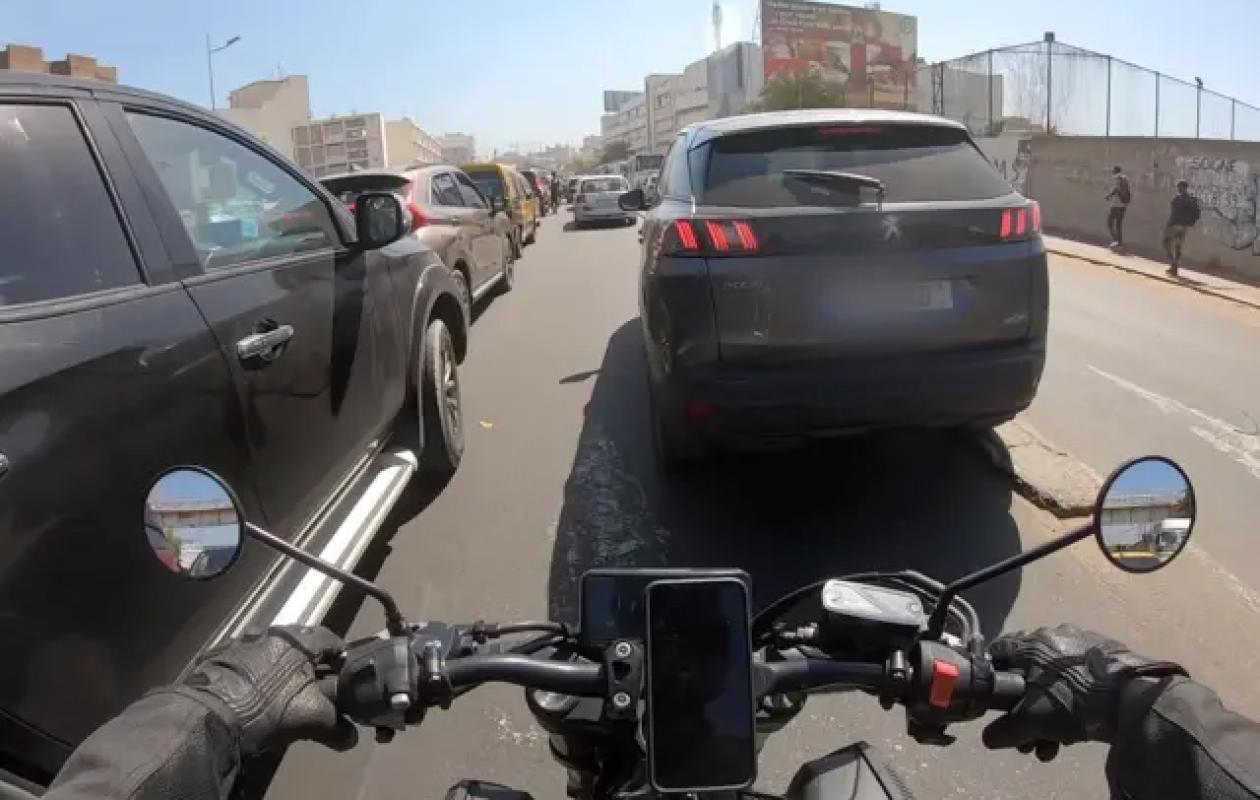 Sabotage de pneu, vol par ruse et course-poursuite : comment un braquage a été déjoué en plein cœur de Dakar