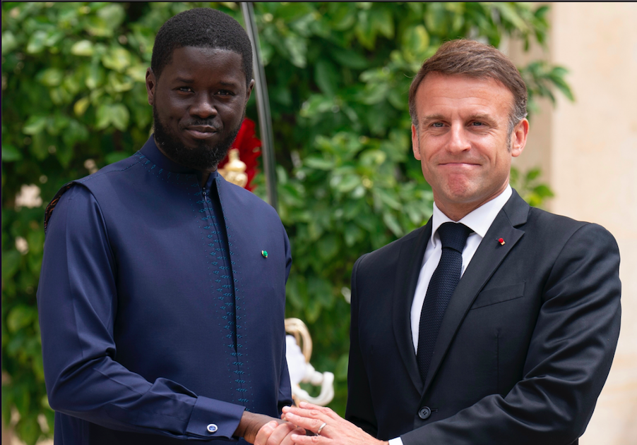 Dette cachée : Emmanuel Macron assure à Bassirou Diomaye Faye que « la France ne laissera pas tomber le Sénégal »