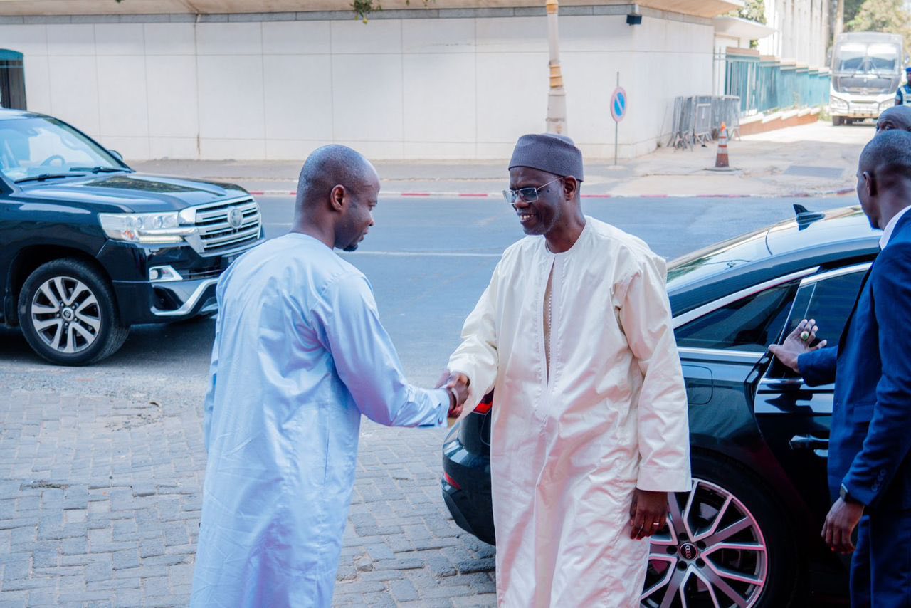 Passation de service entre le Premier ministre sortant, Ousmane SONKO et Ahmadou Al Aminou LÔ, Premier ministre entrant.