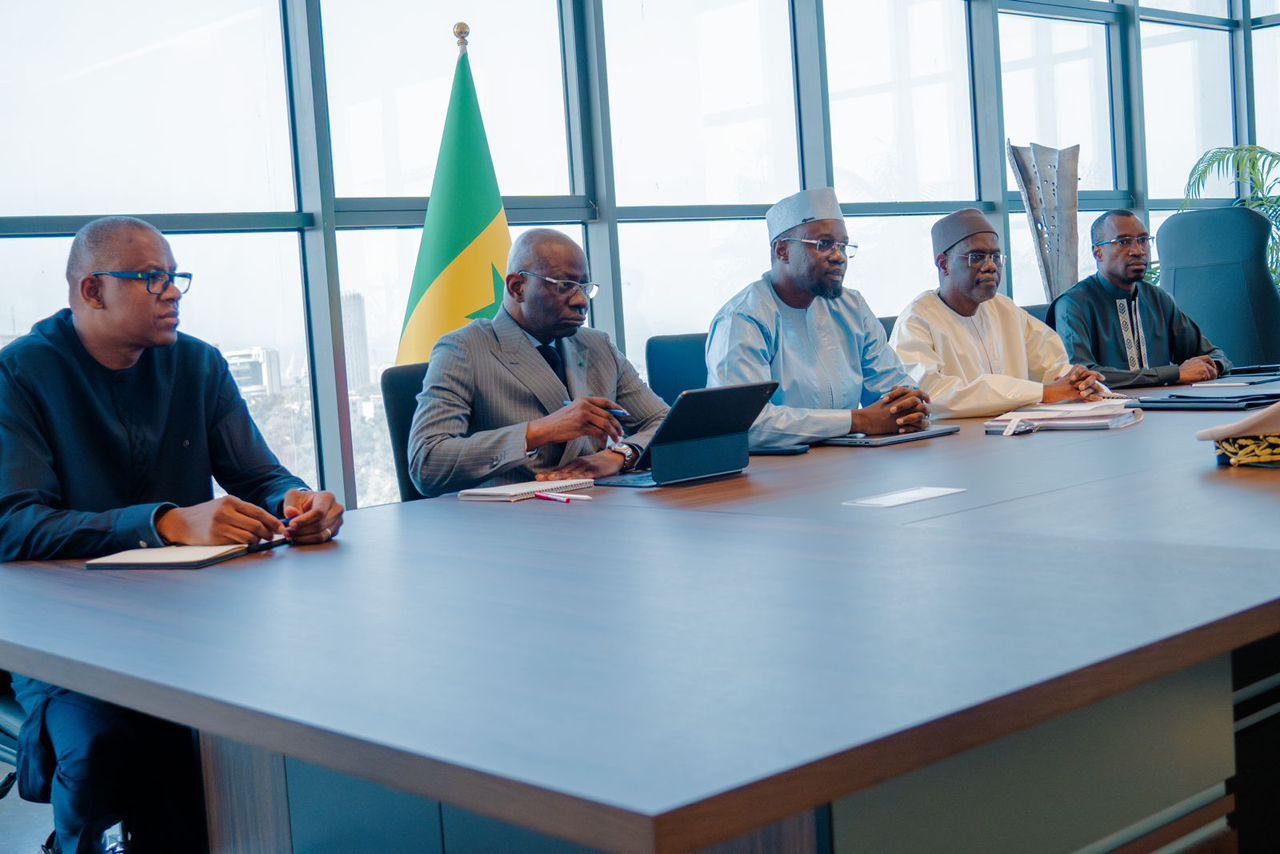 Passation de service entre le Premier ministre sortant, Ousmane SONKO et Ahmadou Al Aminou LÔ, Premier ministre entrant.