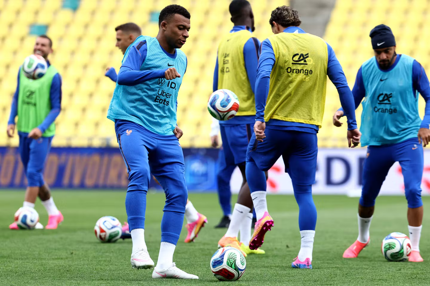 Coupe du monde 2026 - Equipe de France - Cagnard, étudiants et manches longues : Premier entraînement suffocant pour les Bleus