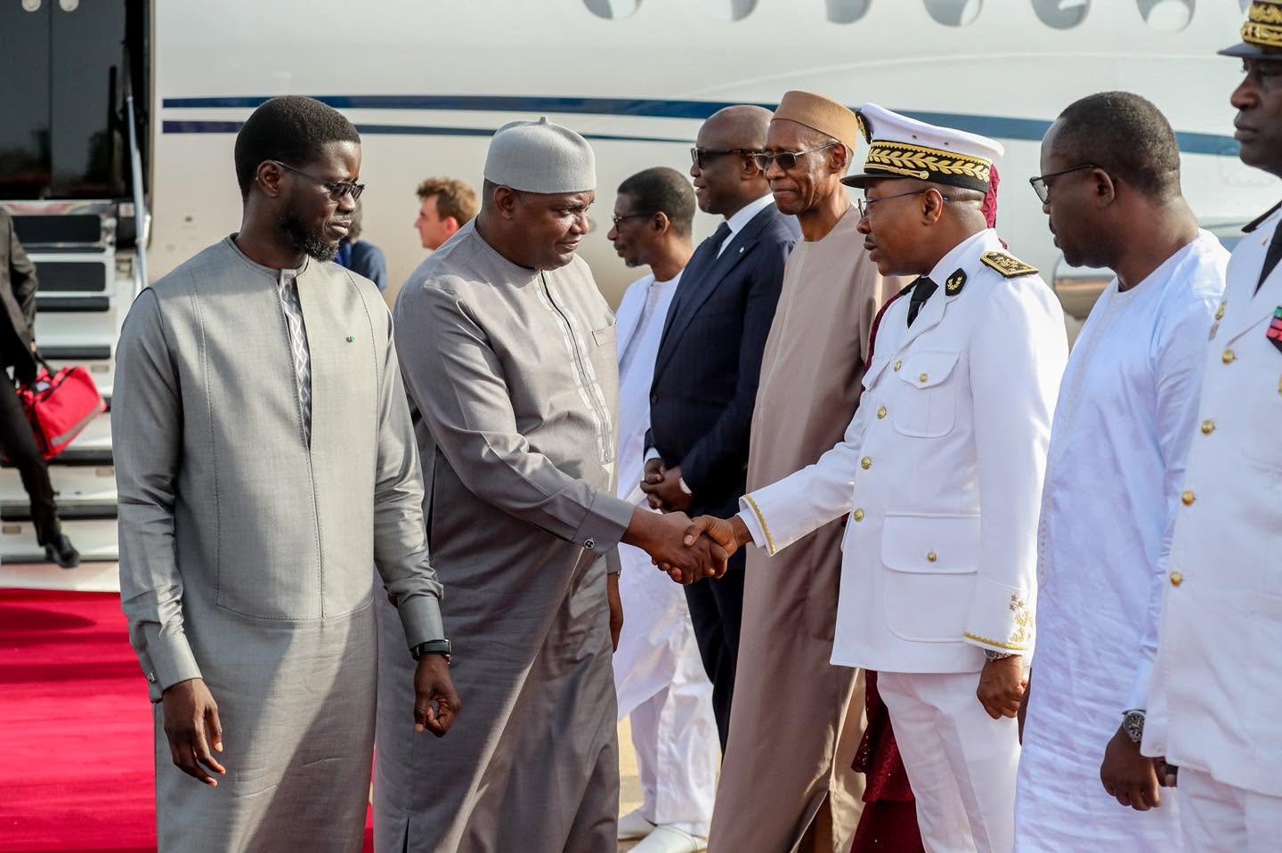 CONSEIL PRÉSIDENTIEL SÉNÉGALO-GAMBIEN : LE PRÉSIDENT ADAMA BARROW ACCUEILLI À DAKAR PAR LE PRÉSIDENT BASSIROU DIOMAYE FAYE