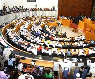 Réforme de la Constitution : le gouvernement une large concertation avant toute réforme majeure