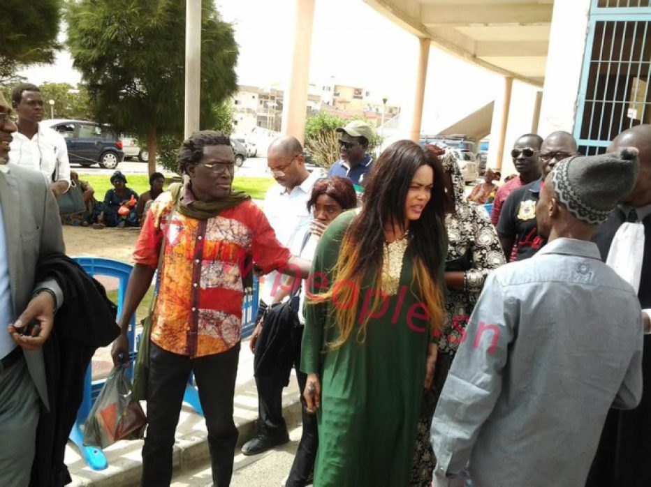 LES IMAGES DE LA RAPPEUSE DÉESSE MAJOR À SA SORTIE DU PALAIS DE JUSTICE DE DAKAR