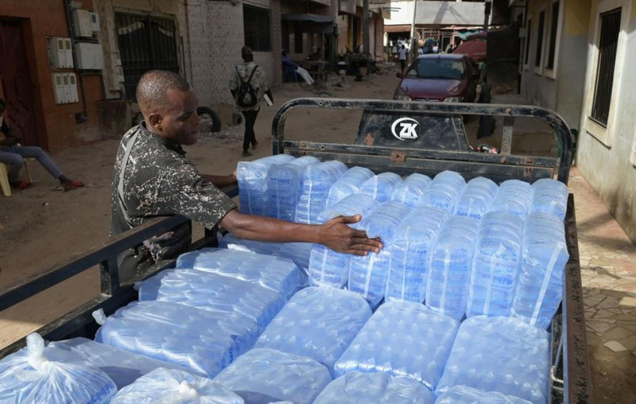 Scandale sanitaire au Sénégal : 82 % des eaux en sachet analysées contiennent des matières fécales