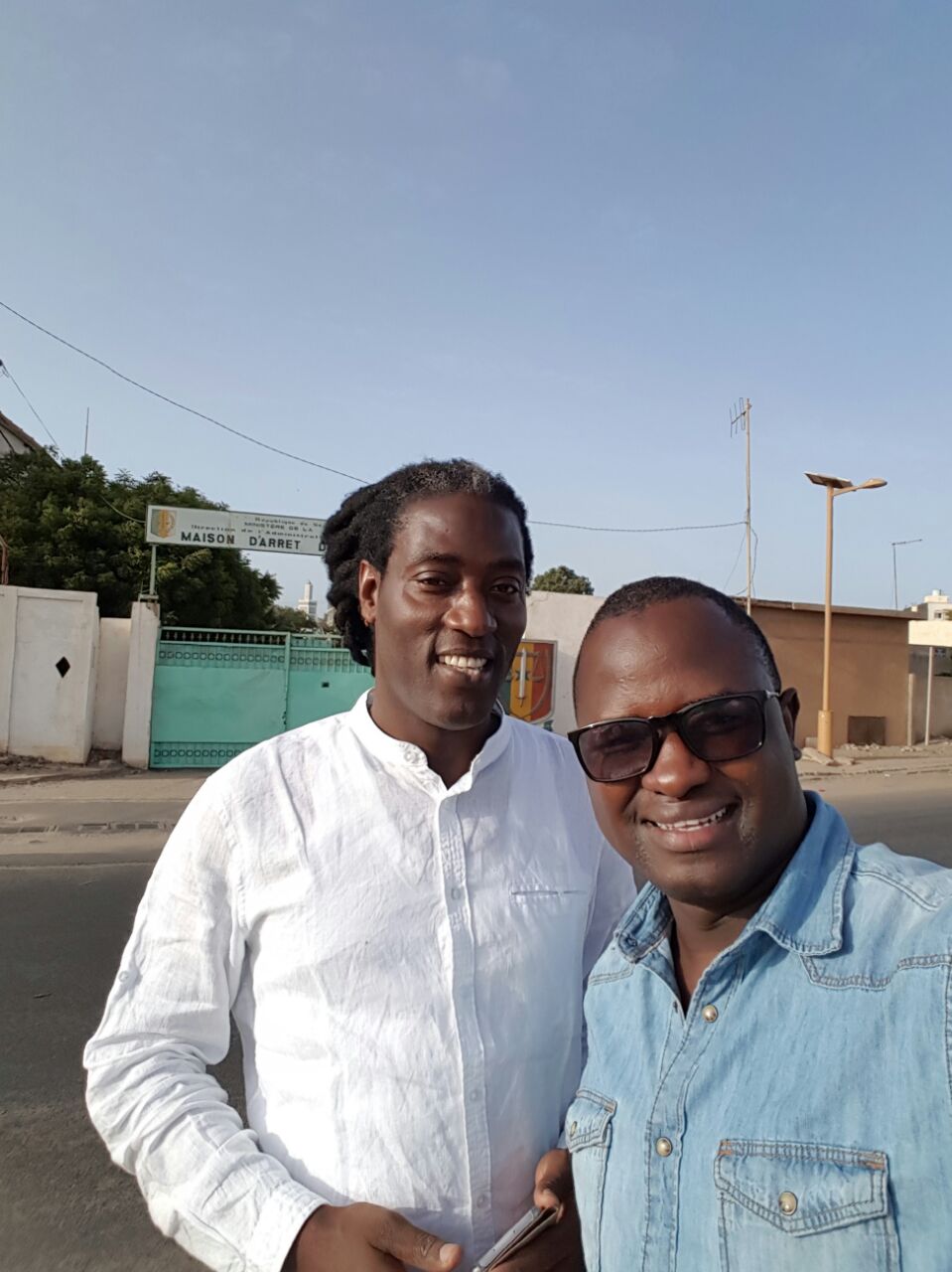 Le chanteur Diazaka et Cheikh Gadiaga au sortir de leur visite à la prison de Rebeuss