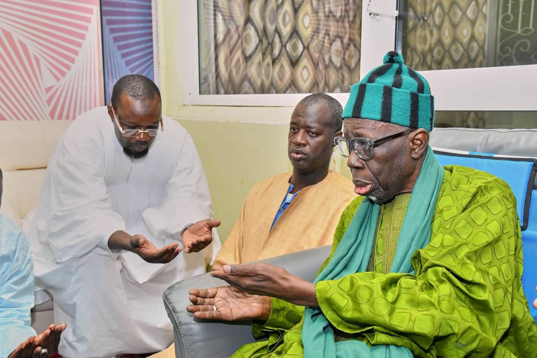 Quand la ferveur spirituelle croise le destin politique : les prières discrètes de Bassirou Diop pour Ousmane Sonko à Touba