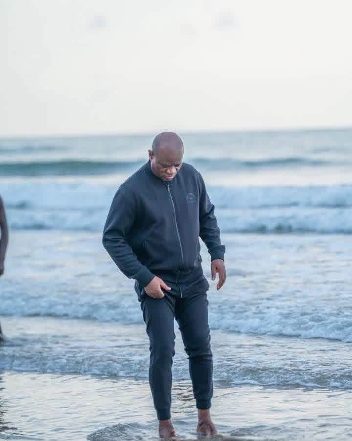 Le ballon rond efface le protocole : quand Brice Oligui Nguema succombe au charme de la « Côte Souriante »