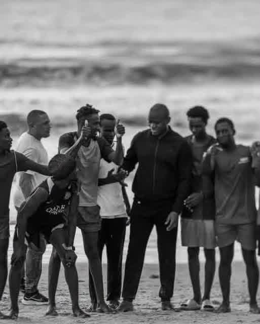 Le ballon rond efface le protocole : quand Brice Oligui Nguema succombe au charme de la « Côte Souriante »