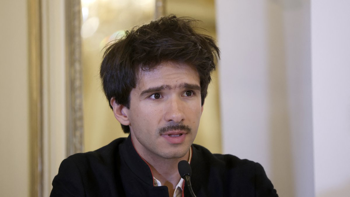 Juan Branco face au couperet judiciaire : le parquet requiert son procès devant la cour criminelle  pour viol