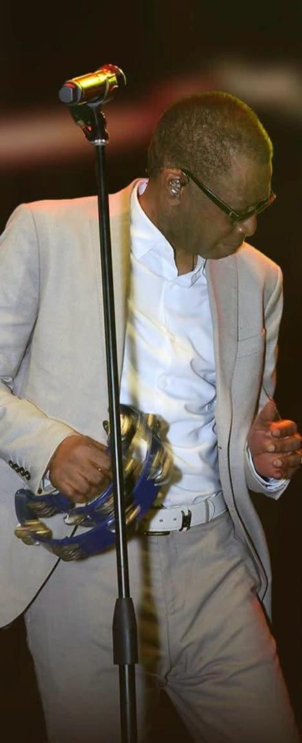 Le triomphe de l’Empereur à Dakar : Youssou Ndour et le Super Étoile embrasent le Cercle Mess des Officiers avant l’assaut de Bercy