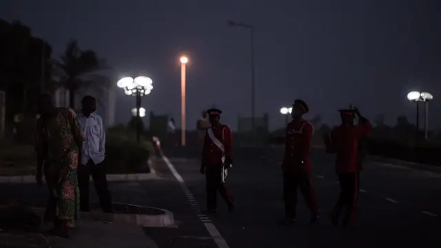 GAMBIE : L’ÉLECTRICITÉ S’ÉTEINT, LA COLÈRE S’ALLUME À BANJUL