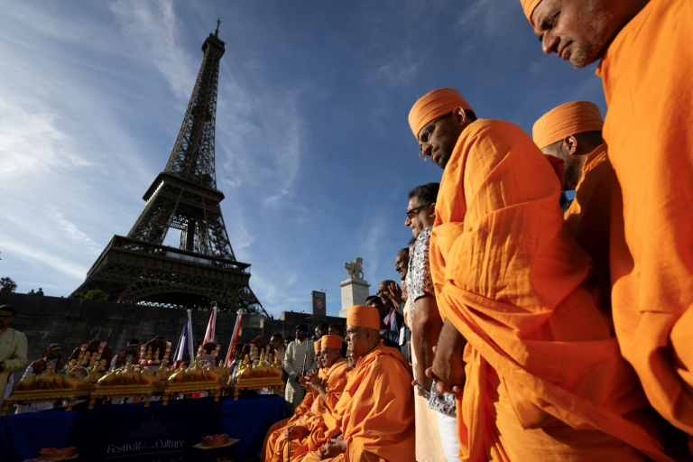 La tour Eiffel rouvre après une grève provoquée par l’exclusion de salariées lors d’une visite hindoue